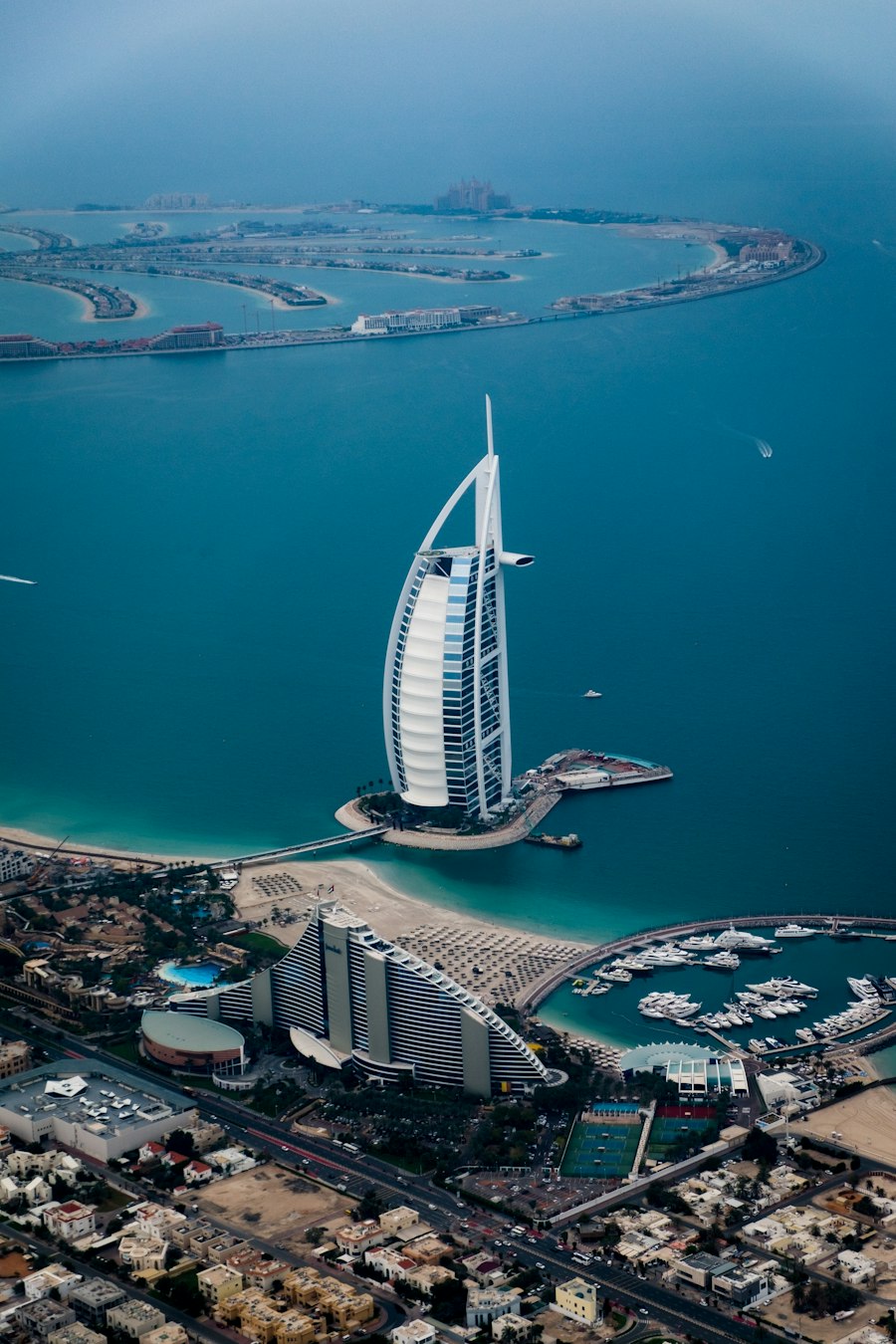 Hotel em forma de vela à beira-mar em Dubai