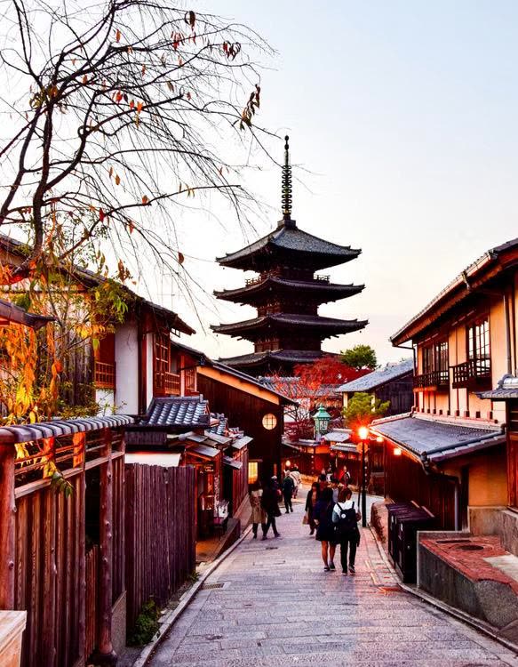 Rua tradicional de Kyoto com o pagode Yasaka ao entardecer, no Japão